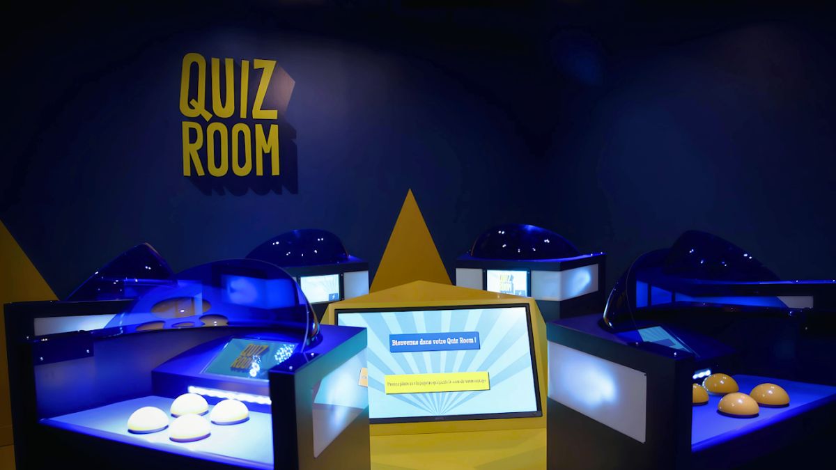 Une salle de Quiz Room Bordeaux entre buzzers et pupitres - Quiz Room Bordeaux