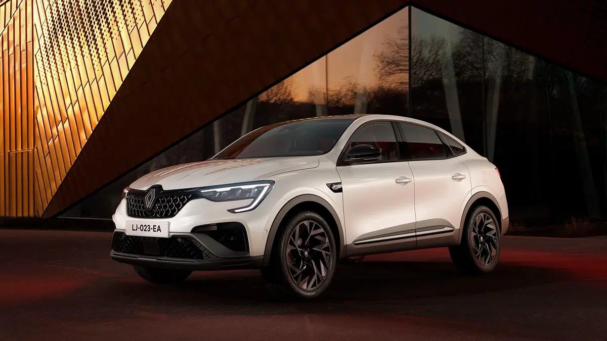 Vue latérale du Renault Arkana E-Tech 2023 hybride, design coupé dynamique, jantes alliage et hauteur de caisse surélevée.