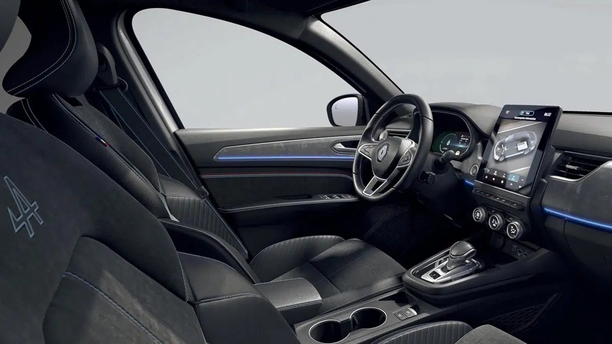 Intérieur Renault Arkana 2023, poste de conduite numérique avec écran central tactile et finitions modernes.
