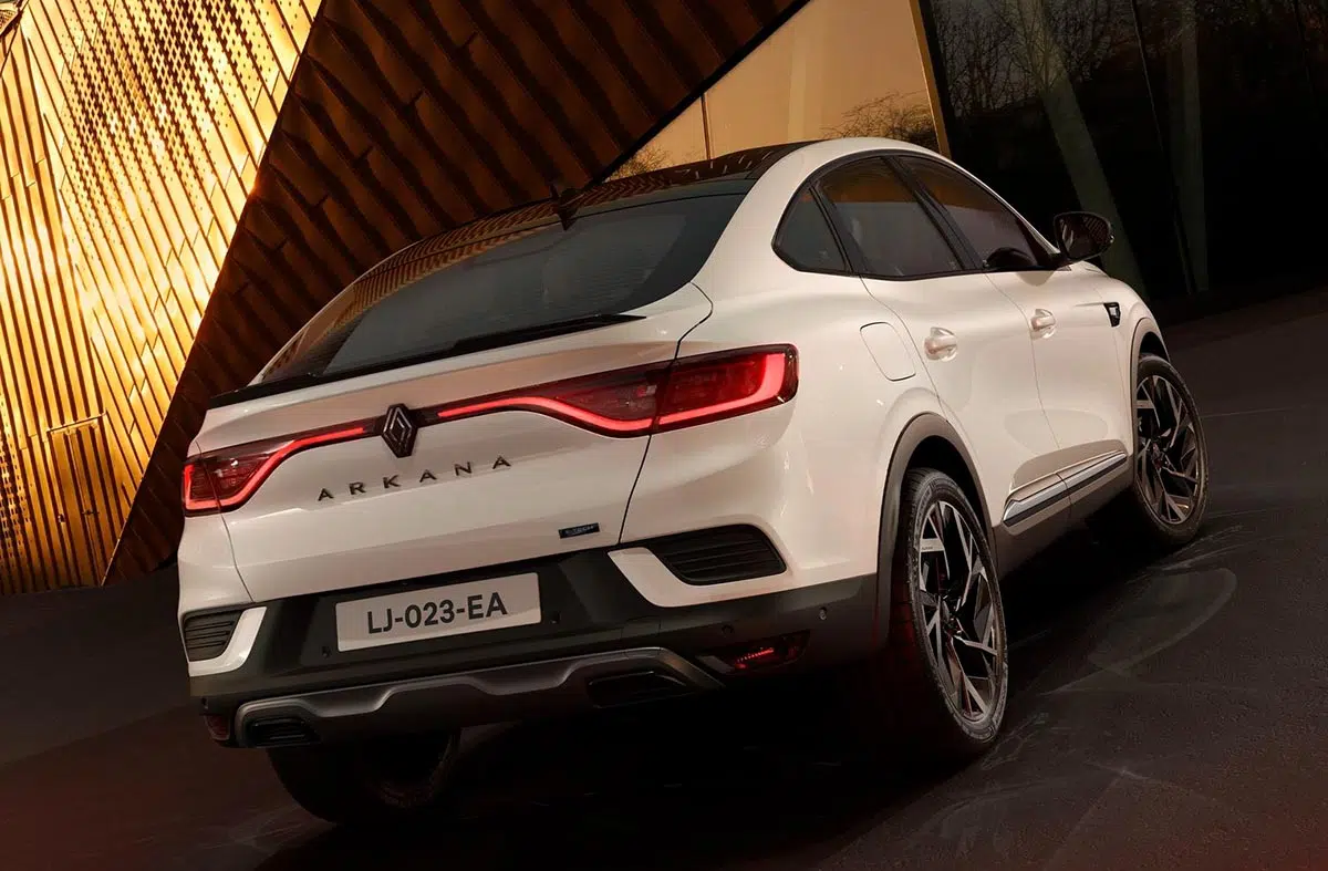 Vue arrière Renault Arkana 2023 avec feux LED en bande, ligne de hayon plongeante et diffuseur sportif.