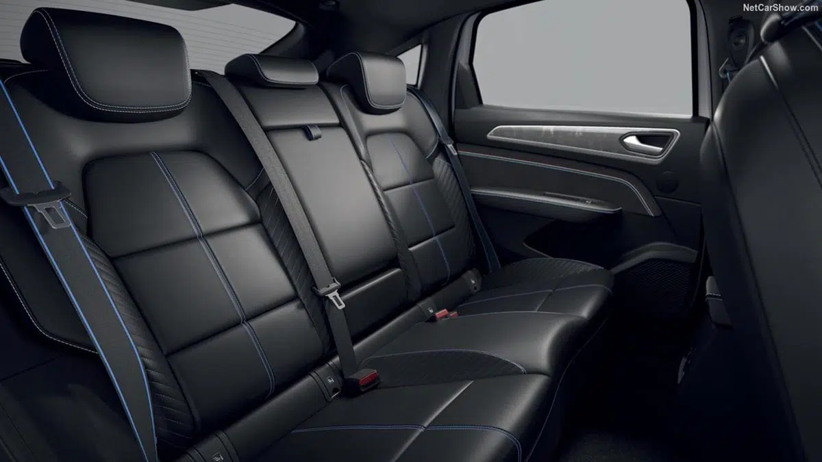 Banquette arrière Renault Arkana 2023 avec espace jambes confortable, sellerie de qualité et garde au toit correcte.