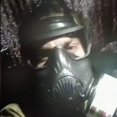 Un membre du bataillon Bratstvo, masque à gaz sur le visage.