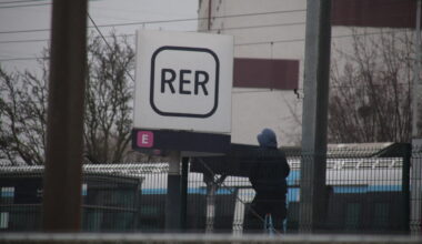 des voyageurs bloqués dans un train en panne sur le RER E