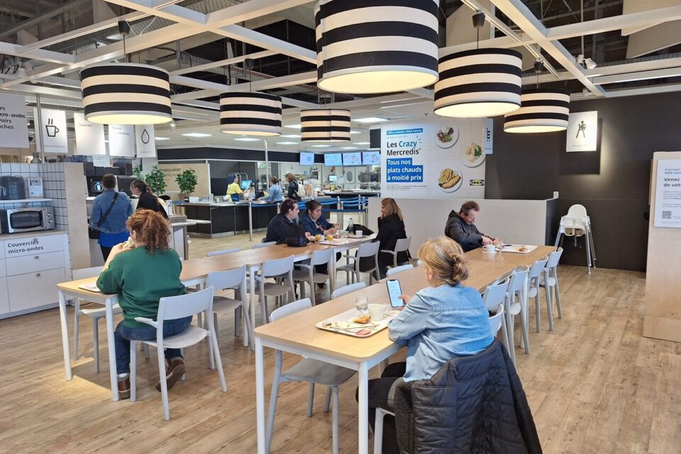 Le restaurant d'IKEA attire tellement de monde qu'il manque parfois de places.