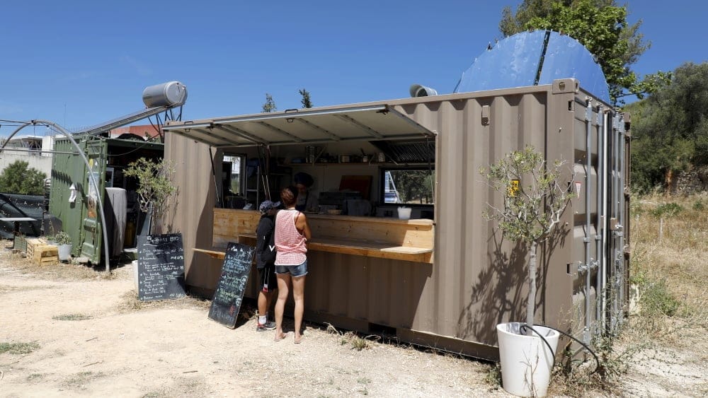 La cuisine du restaurant Le Présage aménagée dans un conteneur maritime adapté.