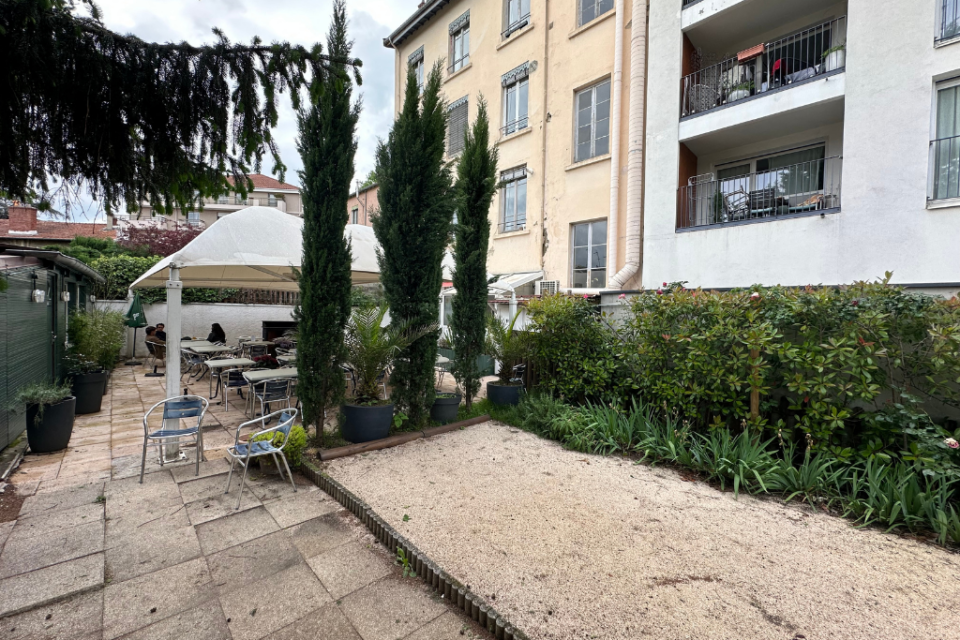 Un terrain de pétanque attend les visiteurs chez Majorelle, dans le 3e arrondissement de Lyon.