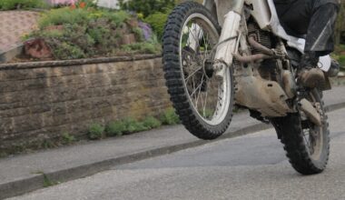 le motard qui a percuté un gendarme lors d'un rodéo urbain était déjà connu de la justice