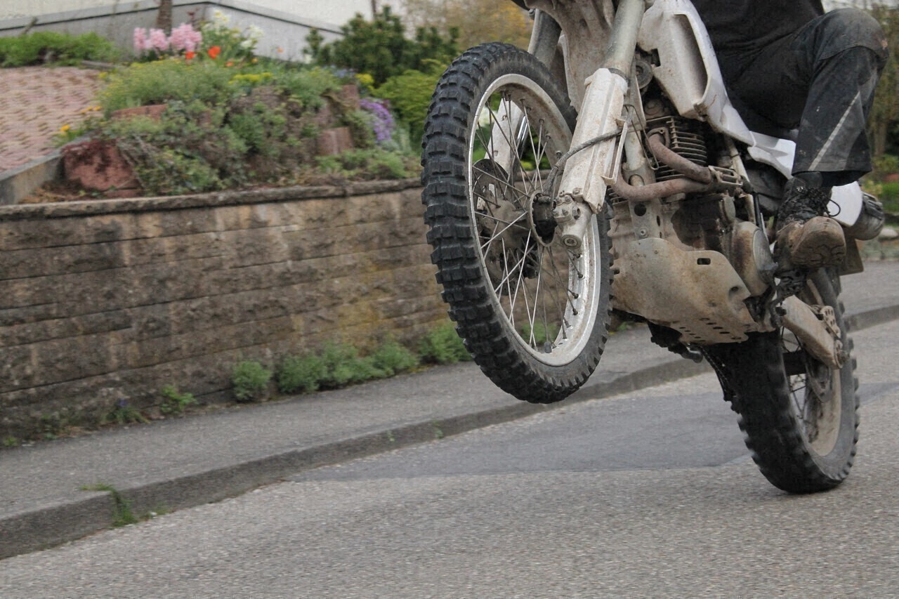 le motard qui a percuté un gendarme lors d'un rodéo urbain était déjà connu de la justice
