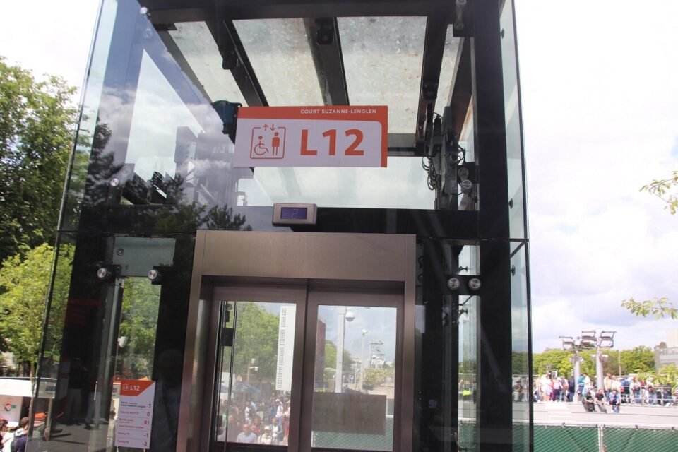 Un ascenseur près du court Suzanne-Lenglen. 