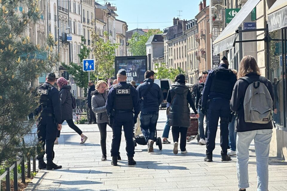 Les passants sont fouillés à l'entrée du périmètre de sécurité.