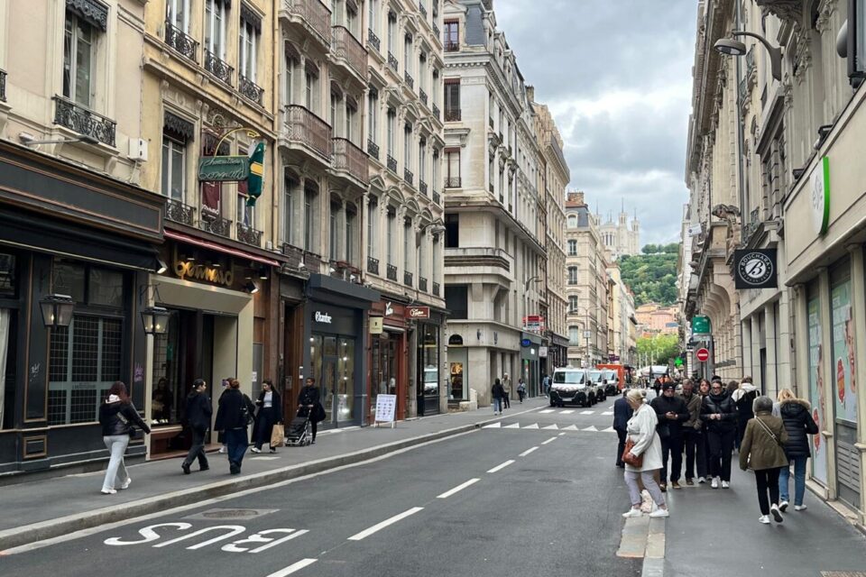 La rue Grenette, qui traverse la Presqu'île de Lyon, a été transformé en couloir bus après un an de travaux, notamment sur les réseaux souterrains.