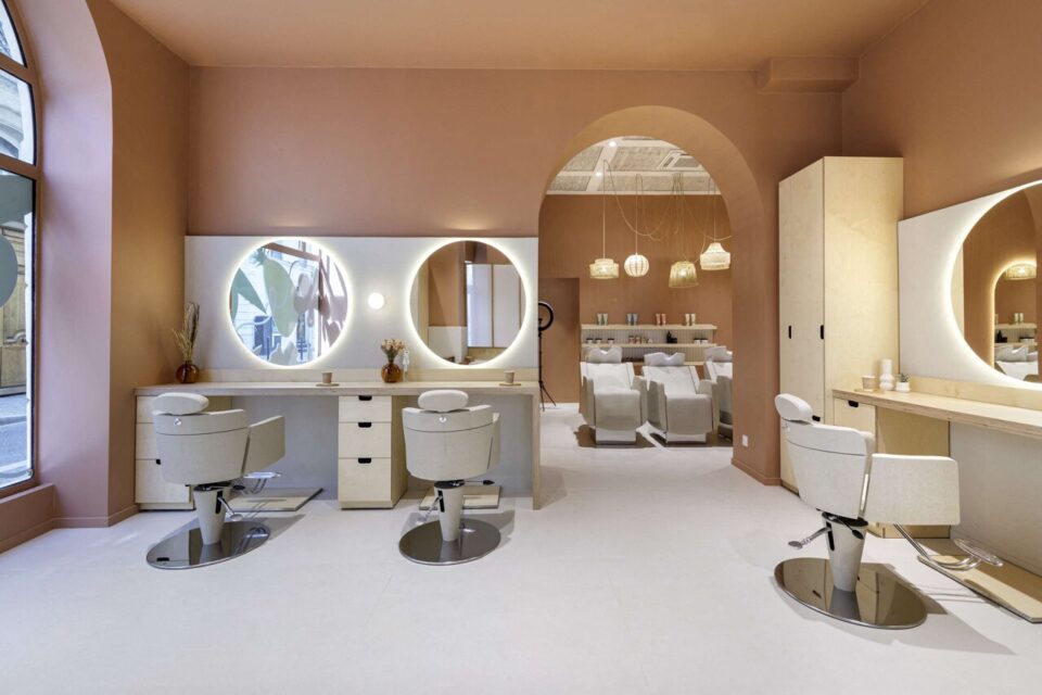Le salon de coiffure propose une prestation unique d'1 heure 30, pour avoir un soin personnalisé.