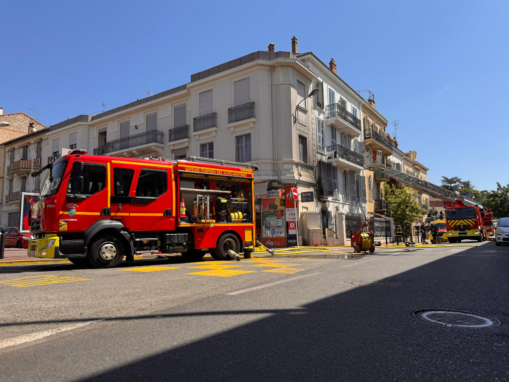 un appartement ravagé par les flammes, six personnes évacuées d'urgence