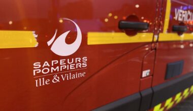 un salon de coiffure et barbier en feu en pleine nuit