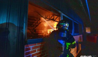 Près de Rouen, les pompiers passent la nuit à éteindre un incendie dans le bâtiment d'un traiteur