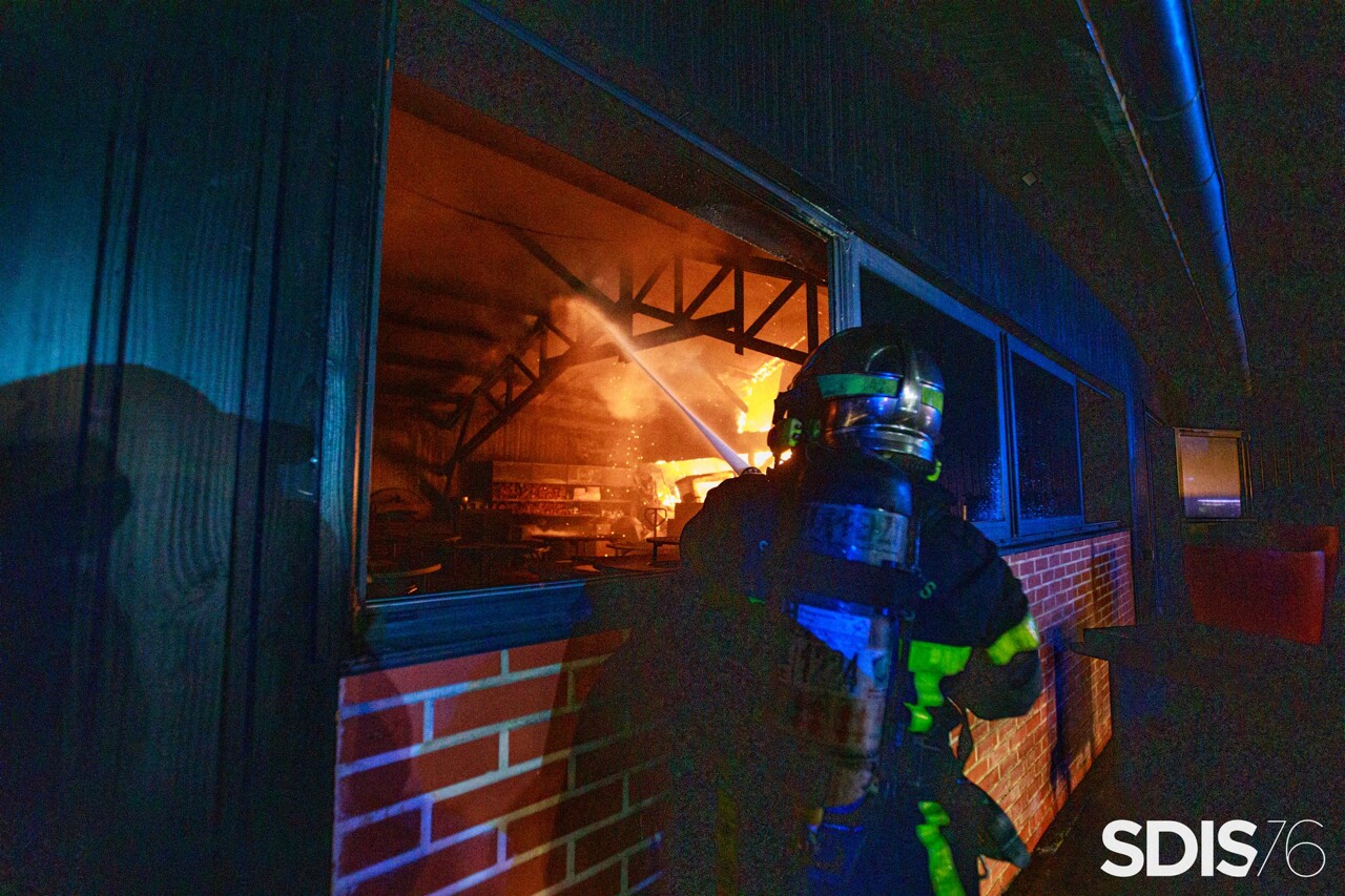 Près de Rouen, les pompiers passent la nuit à éteindre un incendie dans le bâtiment d'un traiteur