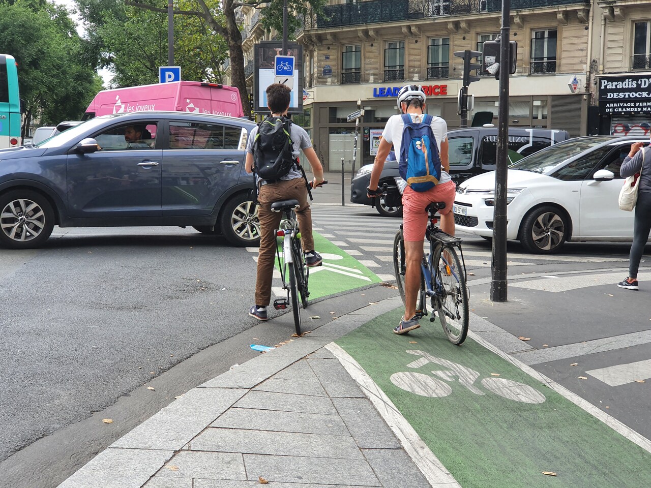 la mairie au chevet du boulevard Magenta