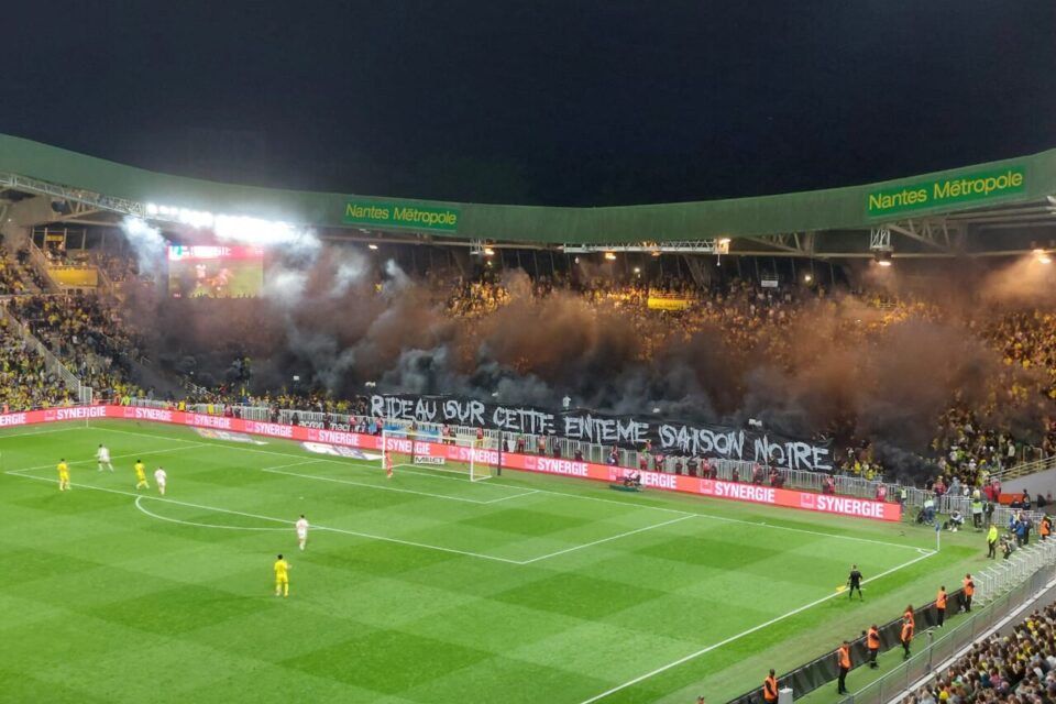 En fin de rencontre, les supporters de la brigade Loire ont déployé une banderole pour dénoncer 