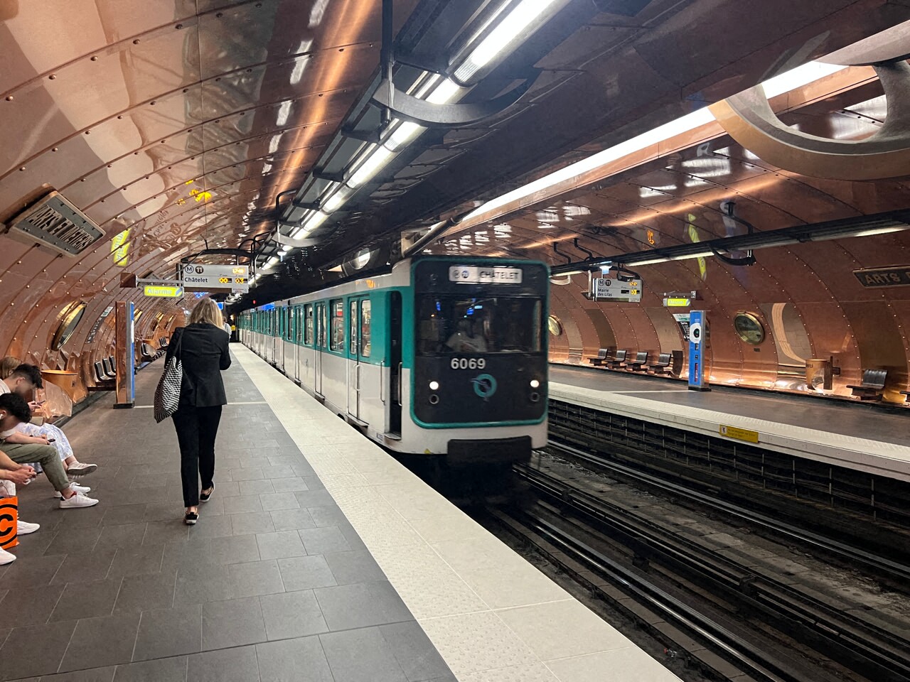 la fréquence sur certaines lignes de métro bientôt renforcée pendant les heures de pointe à Paris