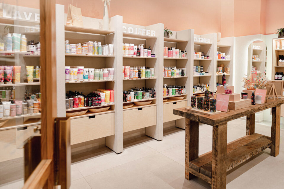 Dans la boutique La Belle Boucle, des centaines de produits sont consacrés aux cheveux bouclés et crépus. 