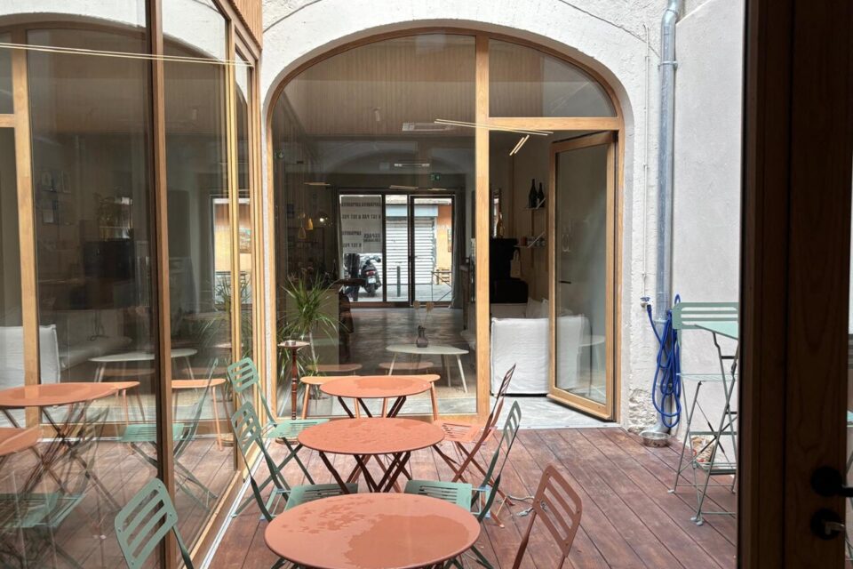 Le lieu dispose d'un joli patio. 