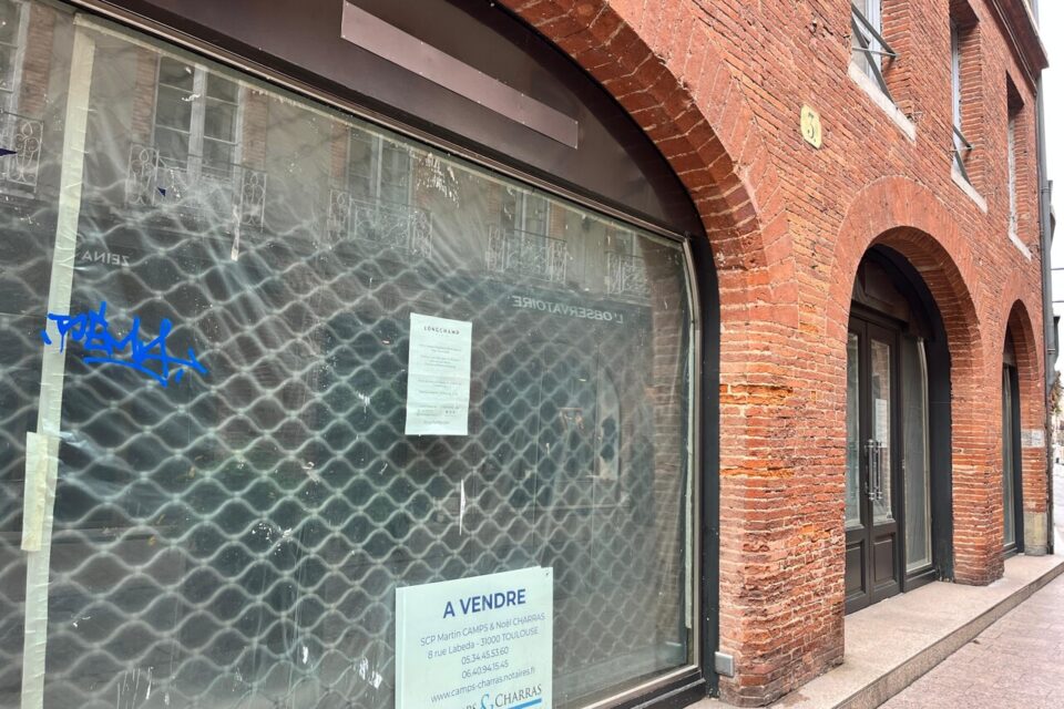 Rue des Arts, dans le quartier du luxe de Toulouse, l'ancienne boutique Longchamp demeure vide depuis plus de trois ans et bientôt quatre...