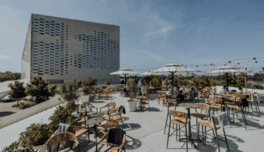 Tapas, cocktails et concerts... À Bordeaux, ce rooftop de 350 m2 surplombe la Garonne