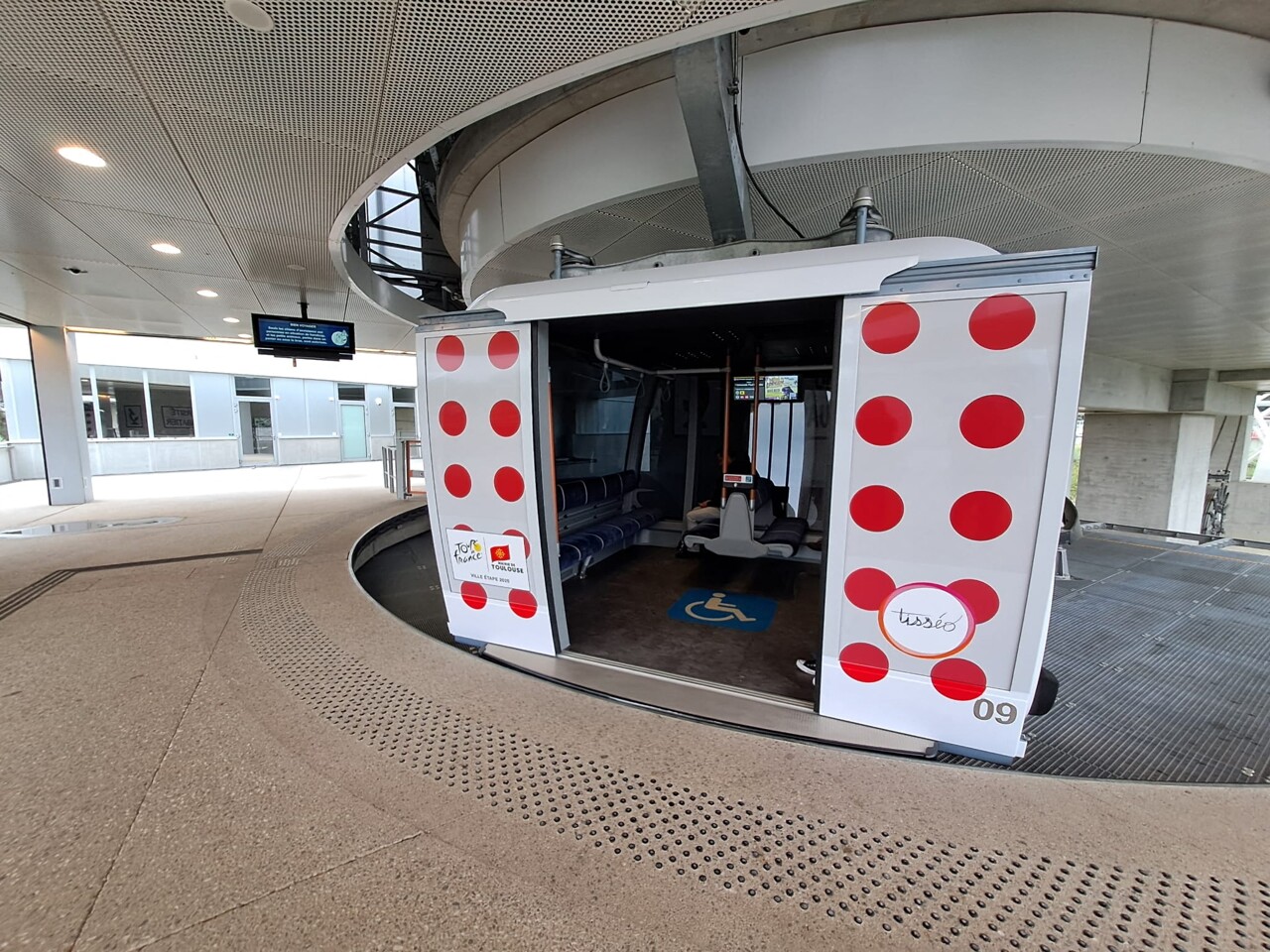 Toulouse. Le téléphérique passe en mode maillot à pois avant le Tour de France !