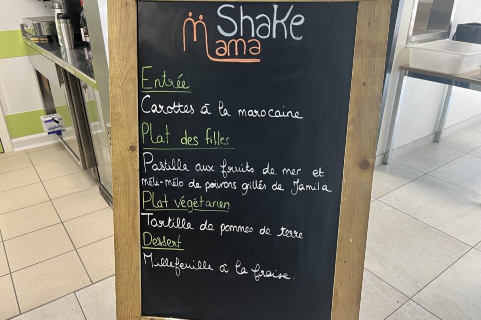 Chaque midi, des plats faits maison issus des cuisines du monde.