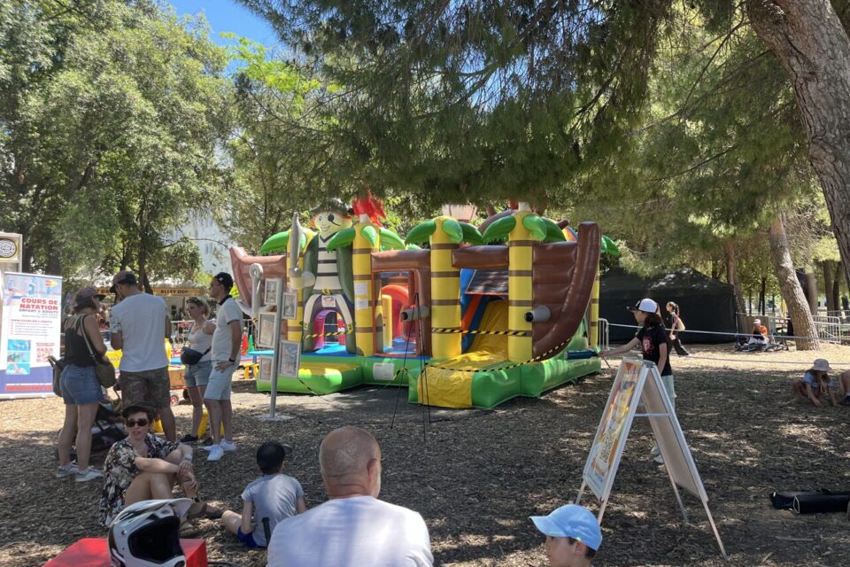 Entre deux sessions de maquillage et un tour de baby-gym, les enfants s’en donnent à cœur joie dans le château gonflable du Family Park.