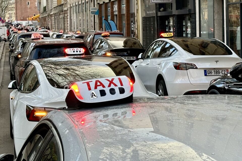Les chauffeurs taxi promettent une mobilisation 