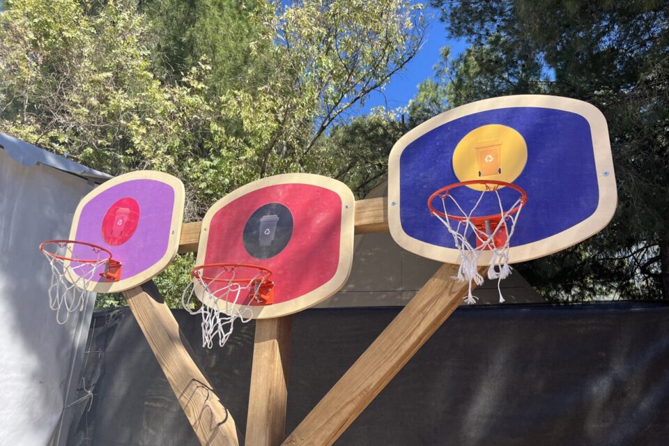 Shooter un vieux ballon dans la bonne poubelle : même le recyclage devient un jeu d’adresse.