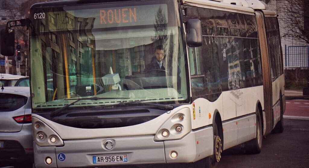 Le bus freine brutalement à Rouen : trois femmes sont blessées