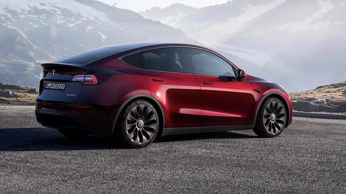 Profil latéral de la Tesla Model Y rouge sur route en France