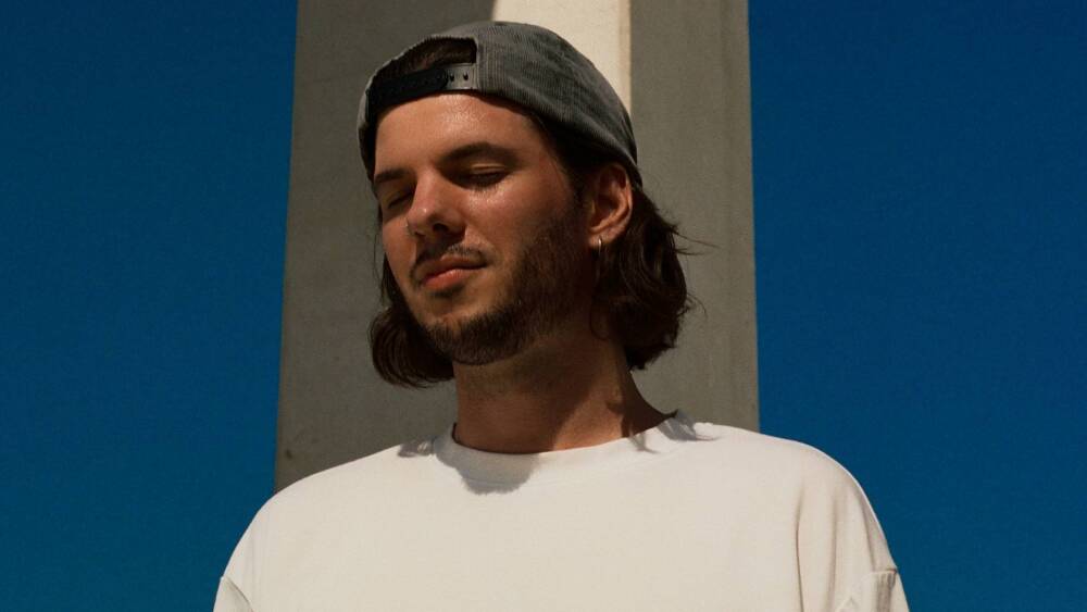 Théo Le Vigoureux alias Fakear participera samedi 28 septembre à une conférence sur l'écologie dans les festivals, avant d'offrir un DJ set au public sur le toit terrasse de La Friche, à Marseille, dans le cadre de l'Utopia Festival.
