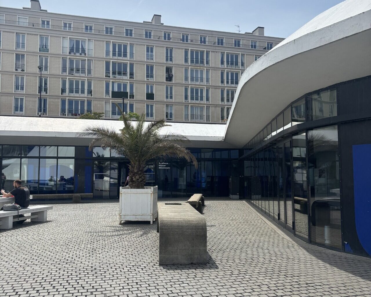 la bibliothèque Niemeyer vend 25 000 livres et documents à partir d'1 euro !