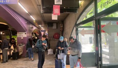 à la gare de Bercy, les voyageurs à petits budgets préfèrent attendre dehors