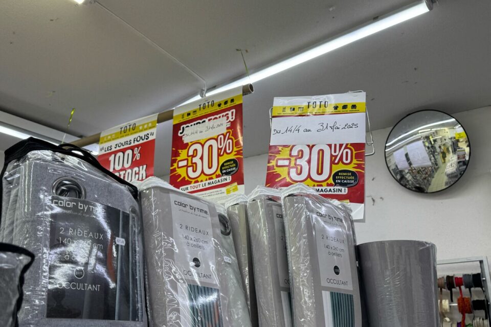 De petites réductions à -30 % sont affichées en boutique, rue Saint-Rome.