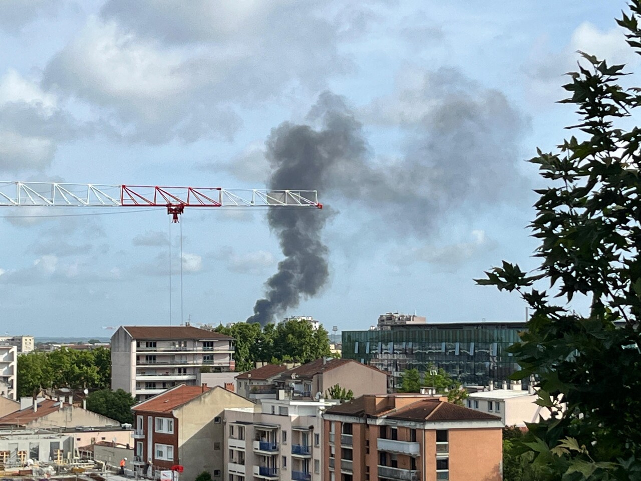 Quelle était cette épaisse fumée noire dans le ciel de Toulouse ? Un incendie en cours d'extinction