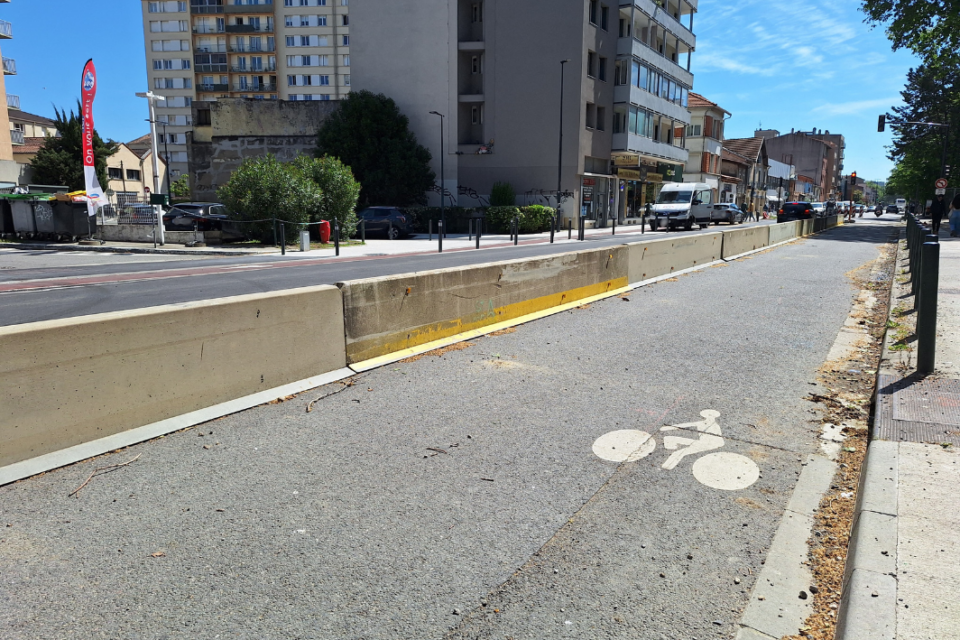 Une nouvelle piste cyclable est attendue de l'autre côté de l'avenue.