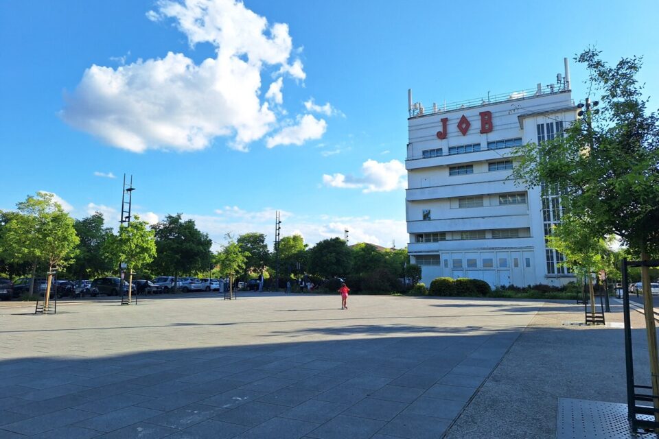 La place est devenue un nouveau cœur de quartier.