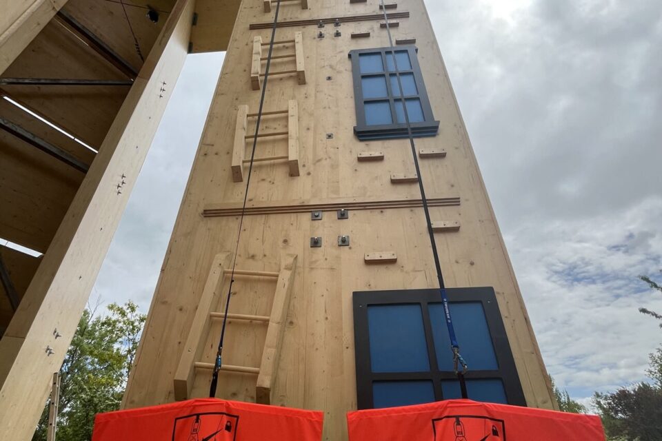 Cette tour de quinze mètres de haut permet de faire de nombreuses activités, à Natura game à Castelmaurou, près de Toulouse.