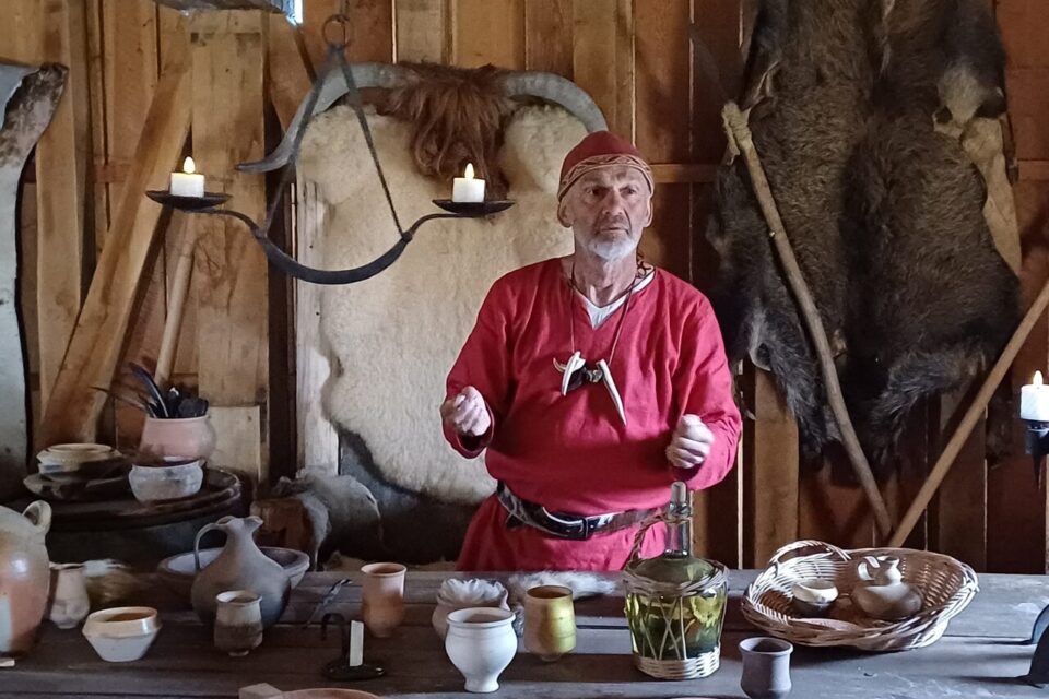 En tenue d'époque, Bruno de Saedeleer se mue en Roland de Lacheni, le seigneur qui occupait la tour au Moyen Âge.