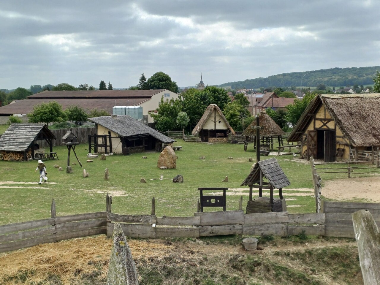 Entre Paris et Amiens, ce parc médiéval avec tour et animaux vous fait voyager dans le temps