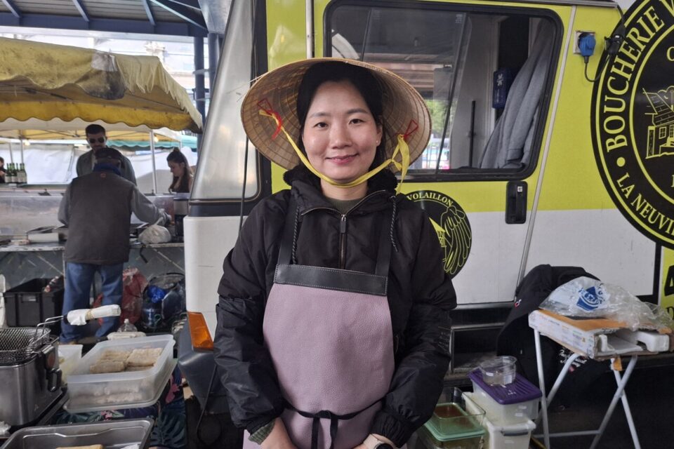 Nguyet gère un étale de traiteur vietnamien, un stand plein de bonnes odeurs.