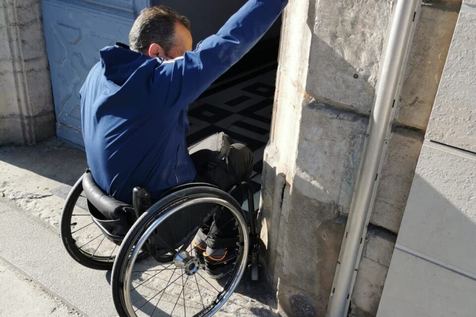 L'accès est devenu difficile surtout pour les personnes en situation de handicap.