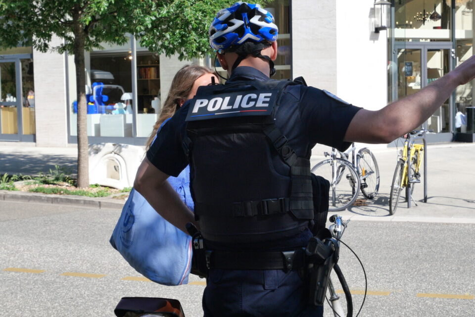 Opération prévention auprès des cyclistes et trottinettes pour la police de Grenoble, mardi 13 mai, face au nombre d'infractions constatées.