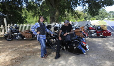 "Sur les traces de Johnny", revivez le voyage à moto de cette guide du Loiret avec le chanteur aux USA