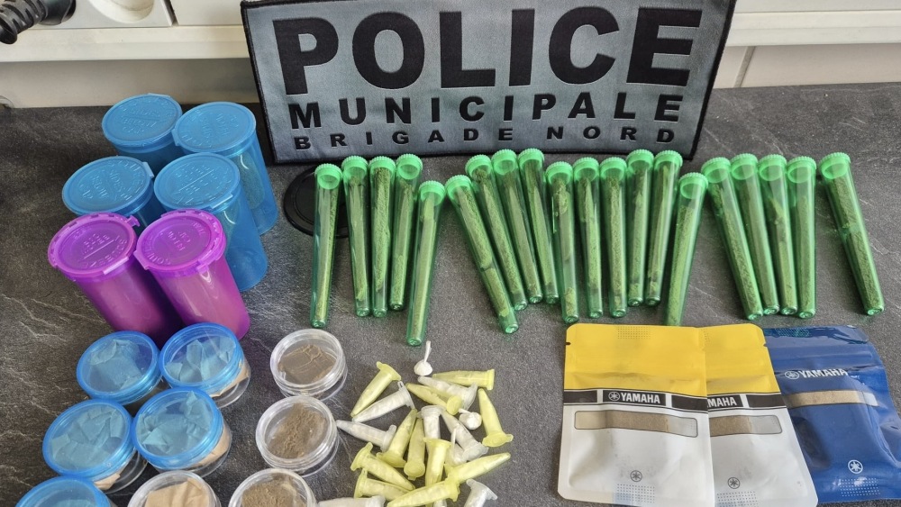 Dérangé en pleine transaction, il jette un demi-kilo de drogue devant des policiers municipaux à Marseille