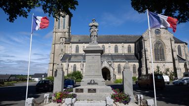 Un mémorial de la Seconde Guerre mondiale à Callac, dans l'ouest de la France.